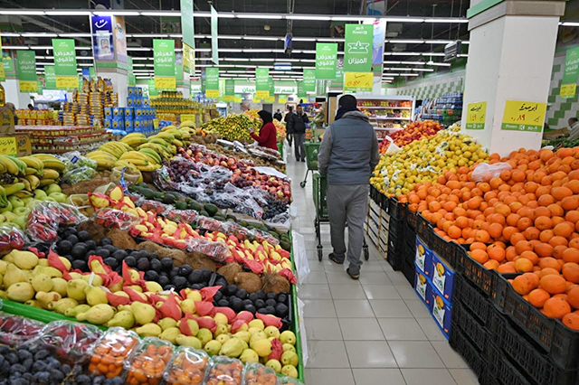 The Ministry of Industry, Trade and Supply has lowered wholesale price ceilings for vegetables in high demand after markets were caught selling these commodities at unfair prices (Photo by Amjad Ghsoun)